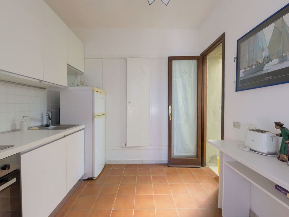 Kitchen Appliance, Kitchen, Flooring, Major Appliance, Countertop, Floor, Interior Design, Wood, Ceiling, Furniture