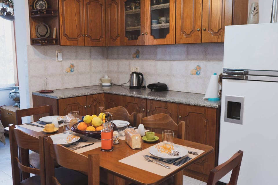 Fully equipped kitchen with dining area, ideal for preparing and enjoying meals at home.