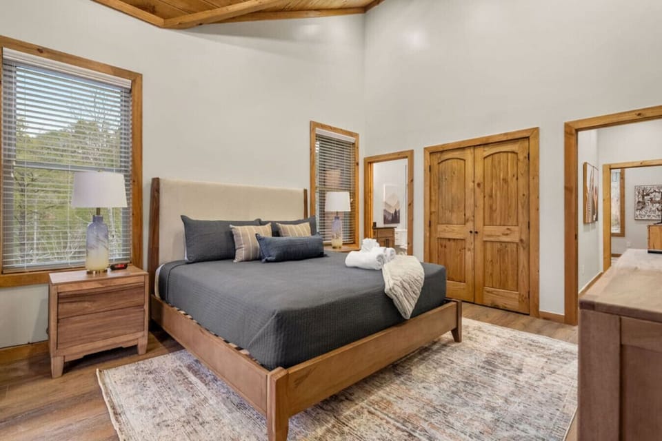 This comfy king bedroom blends modern comfort with mountain charm—and even has its own TV and access to a private deck for morning coffee or evening stargazing.