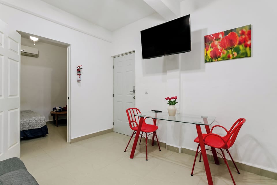 Comedor y vista hacia la habitación.