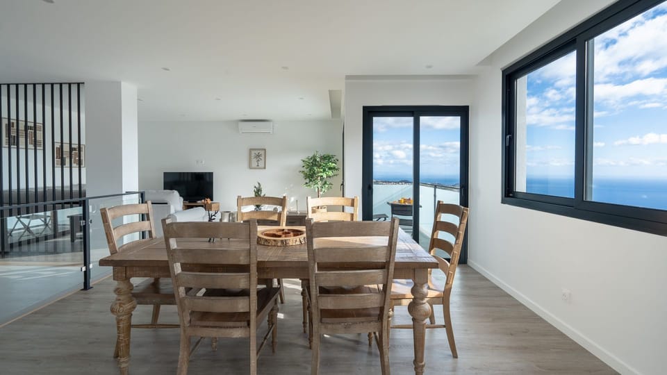 Share slow breakfasts and long dinners in a cozy dining space made for connection.
#GarachicoVista #HolidayHome #MadeiraIsland #Lovelystay