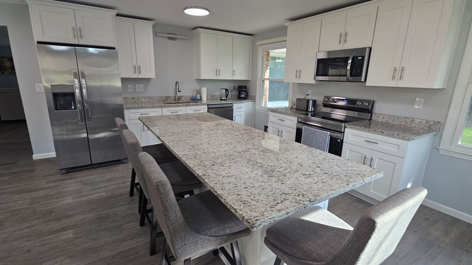 Kitchen Island with 4 swivel chairs