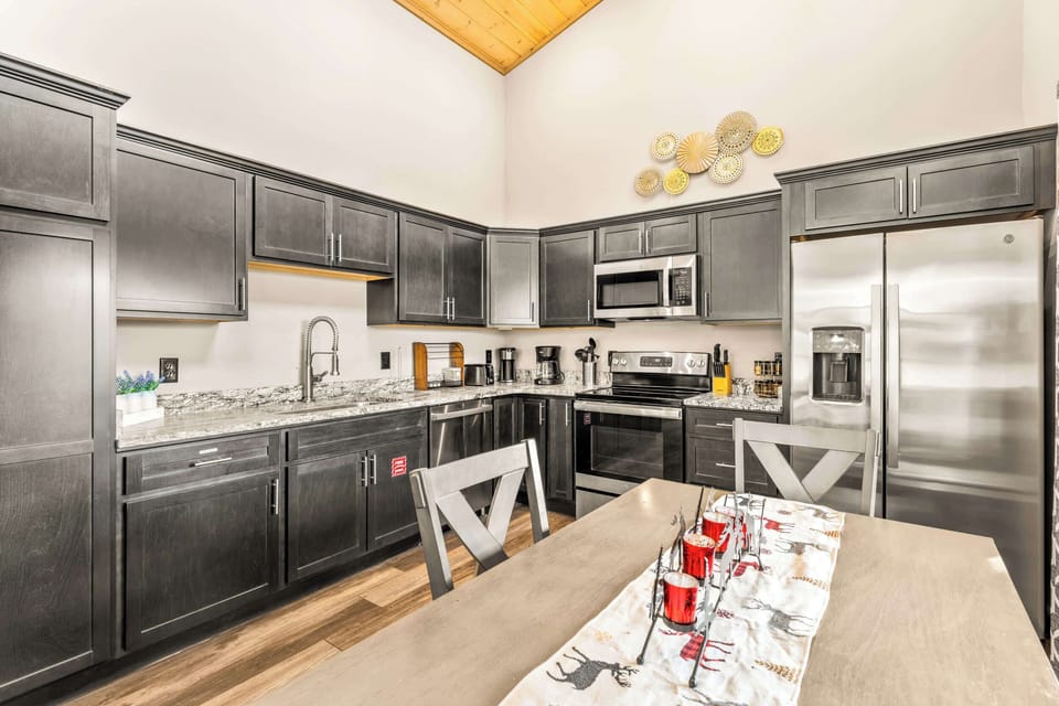 Simple, well-equipped kitchen for easy meals and snacks