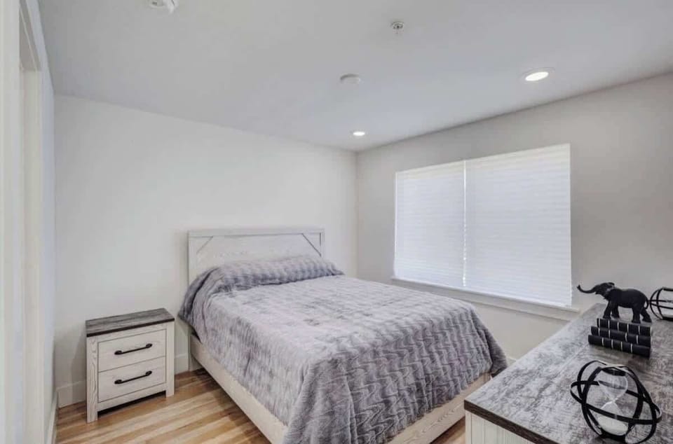 Cozy secondary bedroom with a comfortable queen-size bed, modern decor, and plenty of natural light. Private bathroom included. 