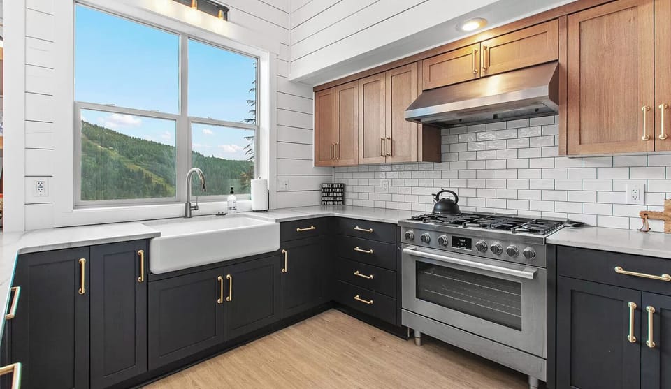 Chef's kitchen with 6 burner stove and prep space for days!