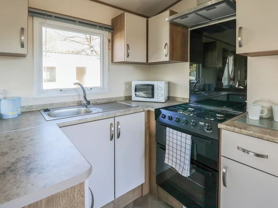 Kitchen | Tenby 2 The Saltern Holiday Park - Saltern Holidays, Tenby