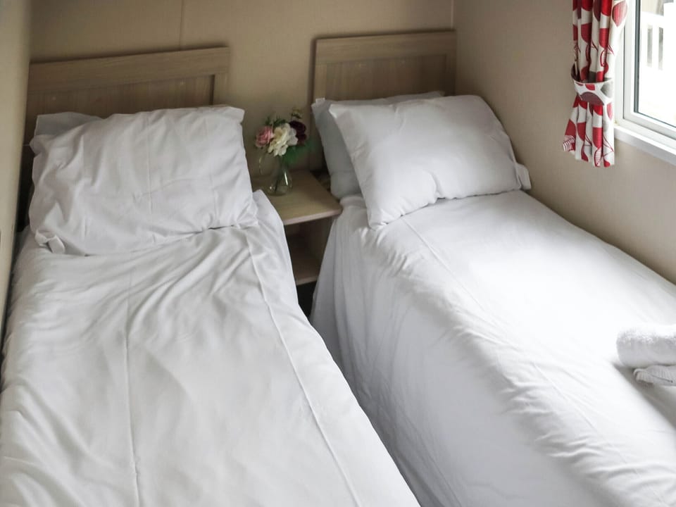Twin bedroom | Acorn 1 - Pendine Bay, Pendine