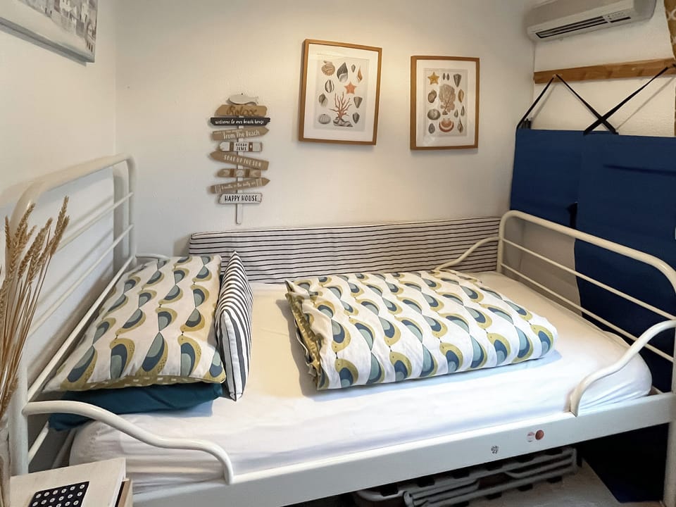 Twin bedroom | Mambo 95 - Kingsdown Stays, Kingsdown, near Deal