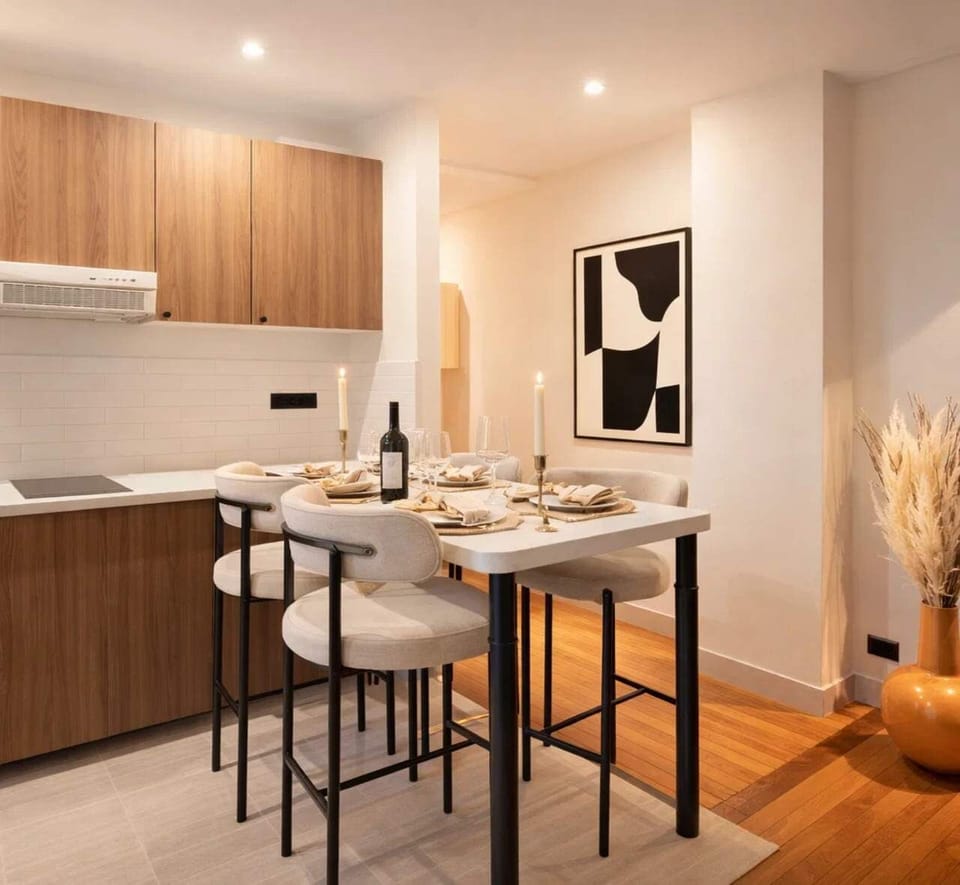 Stunning dining corner, wine included!