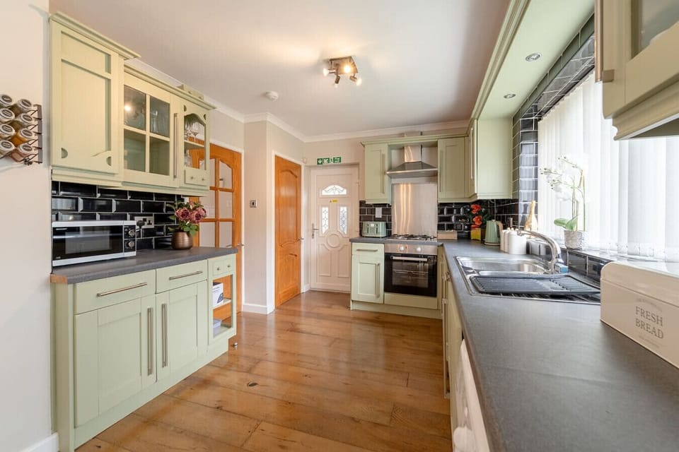 Move easily through the kitchen with wide floor space and worktops on both sides