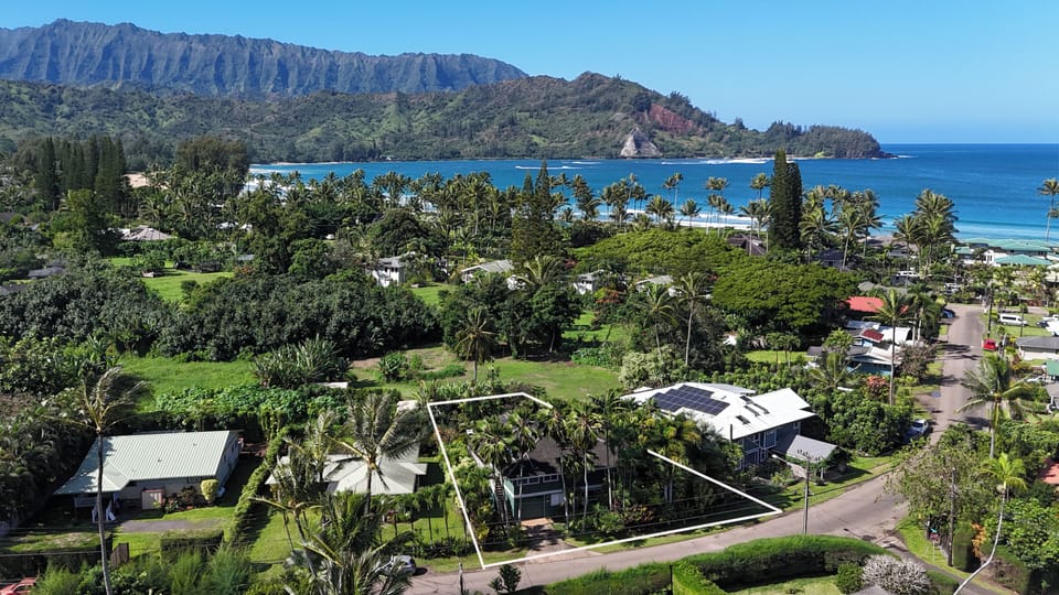 Located short distance to Hanalei Town and the Hanalei Bay
