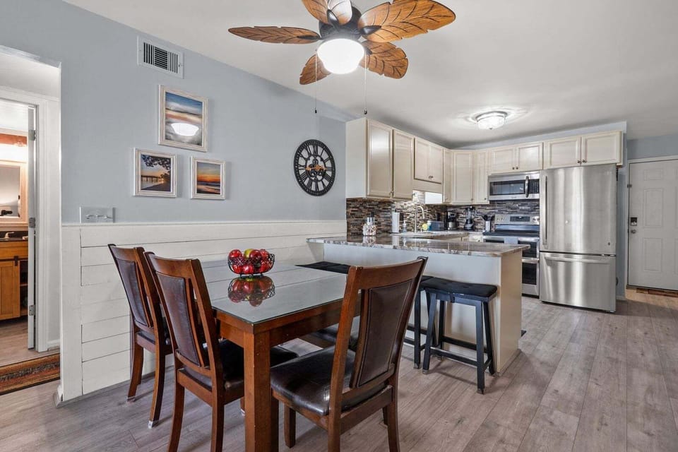 Indoors, Architecture, Building, Dining Room, Dining Table