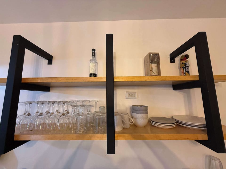 Estante moderno (Vajilla para 4 personas y copas de vino)