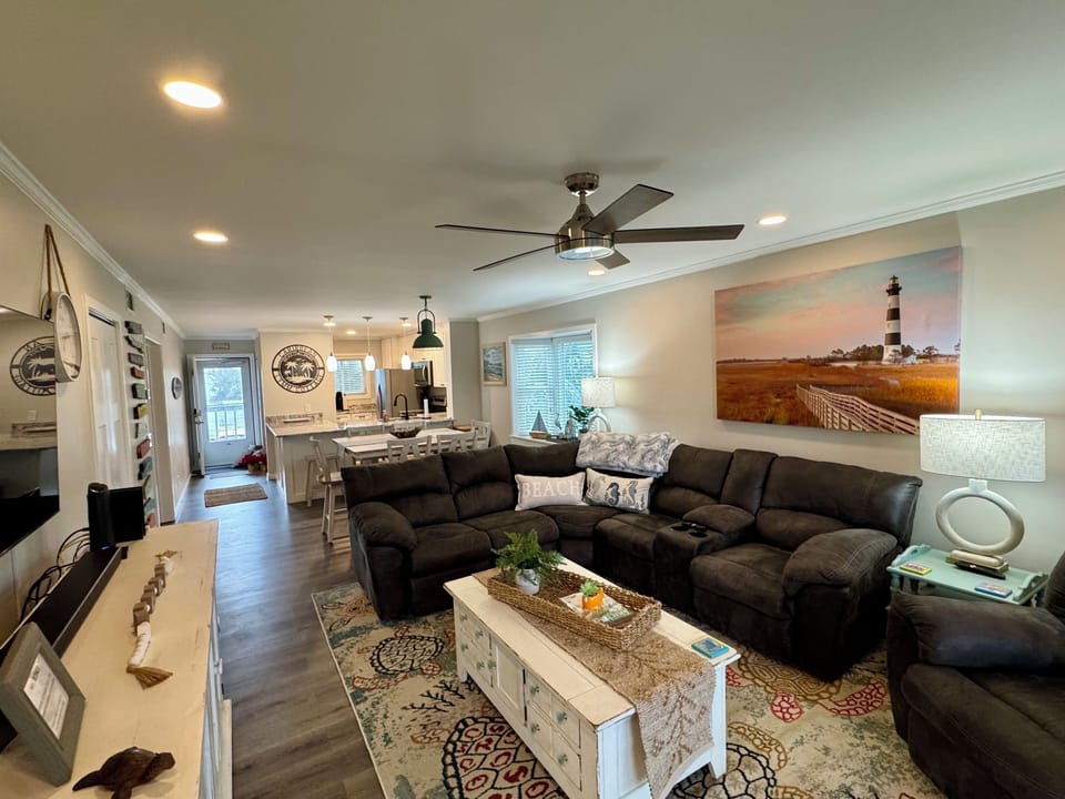 Living Room with 55 inch smart TV, 3 recliners