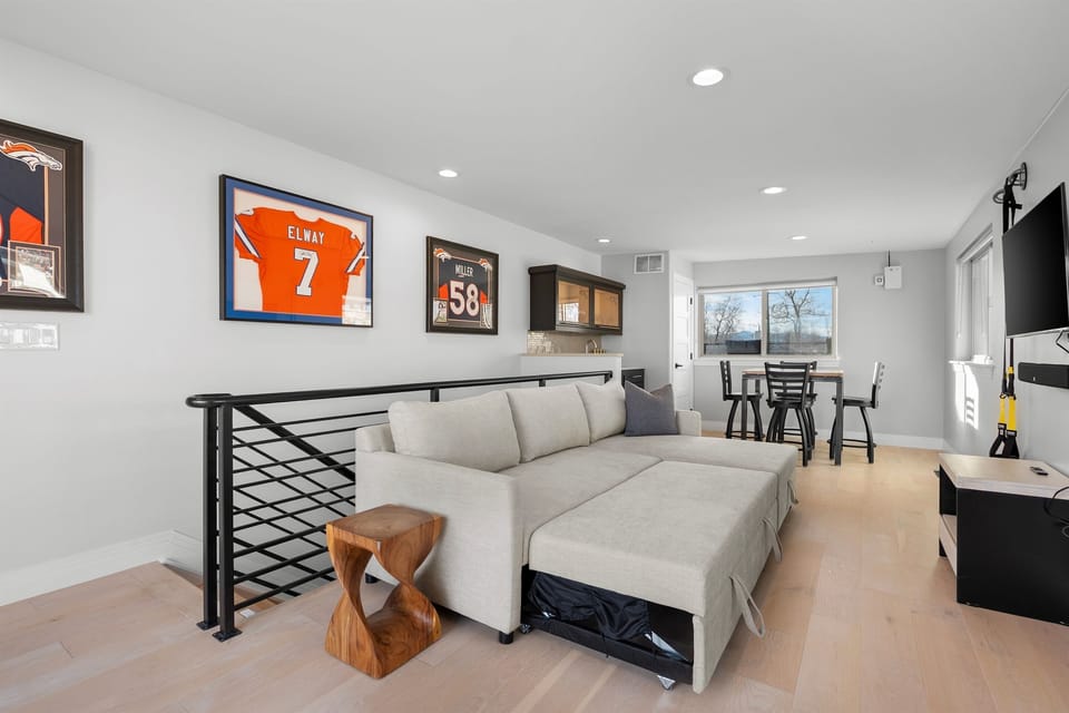 3rd Floor Hang out, amazing views, pull out sleeper, smart tv, bar area.