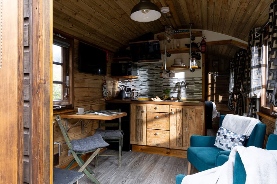 Kitchen with microwave, fridge/freezer, induction hob - Pedney