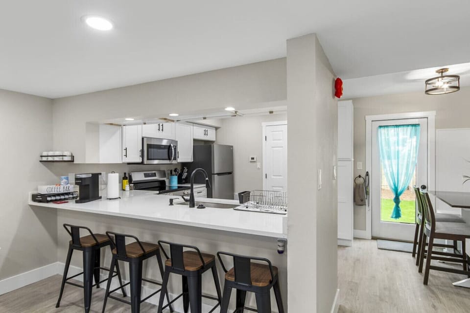 The ideal spot for food critics in training (or just keeping the cook company with a drink in hand).
