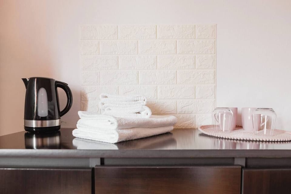 Kettle, cups, glasses and towels provided