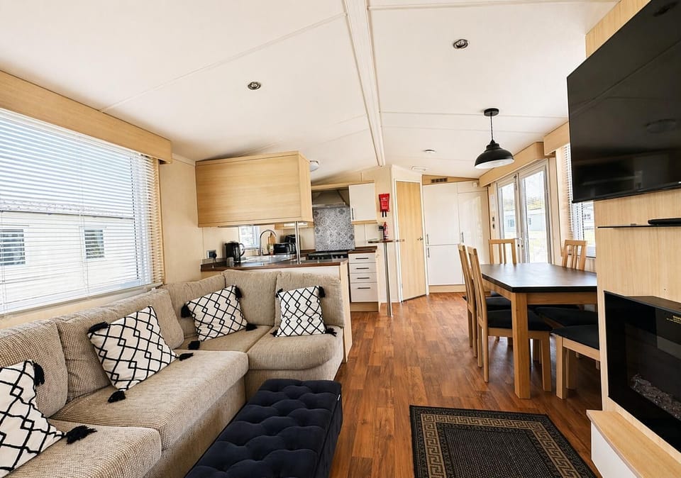 The open plan kitchen, diner and lounge is ideal when travelling together as a larger family. You can be in the kitchen but still involved in the conversation.