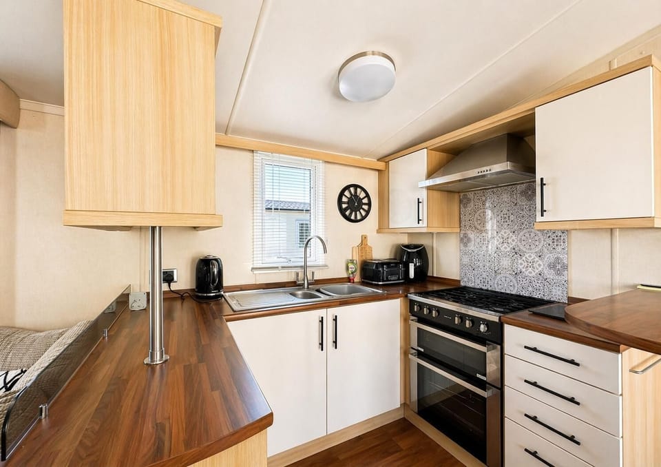 The modern kitchen is filled with all the basic cooking and dining equipment you will need to prepare all the family favourites. Cooked breakfast everyday? We dont blame you.