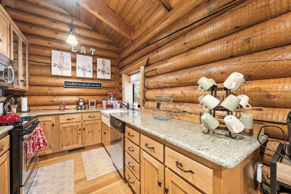 Fully stocked kitchen has plenty of pots, pans, cooking essentials and gadgets 