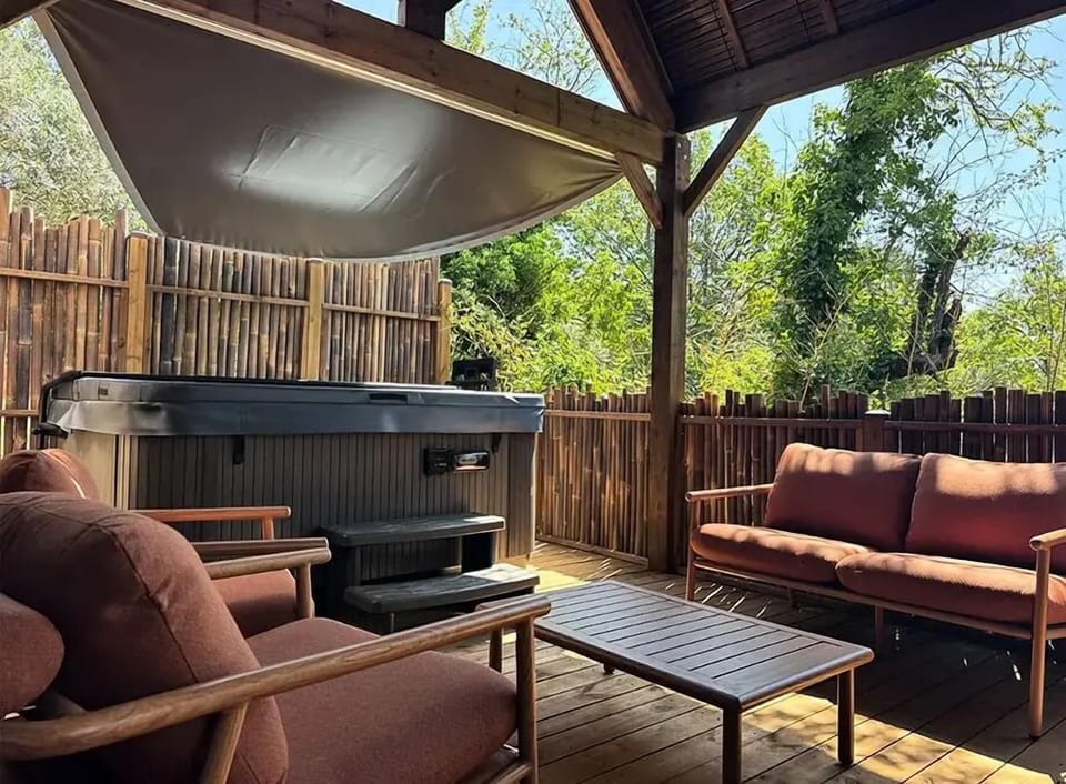 Outdoor spa tub