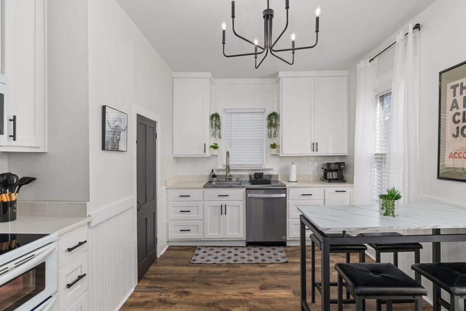 Fully Stocked Kitchen!