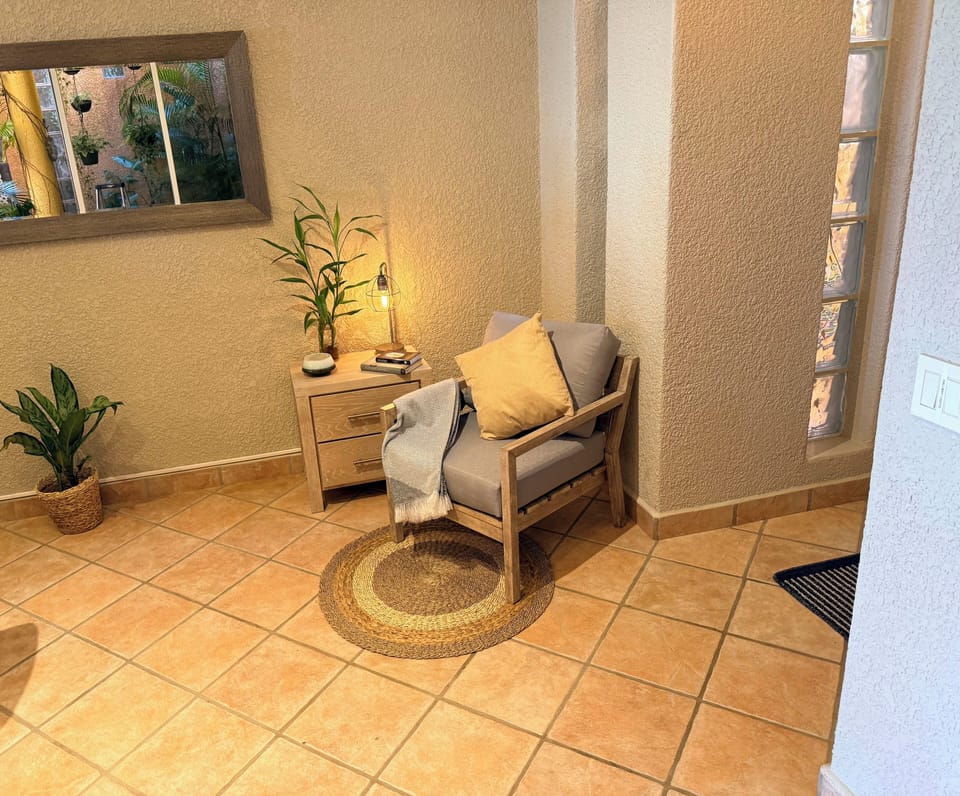 Cozy reading nook—relax after snorkeling or diving with a good book!