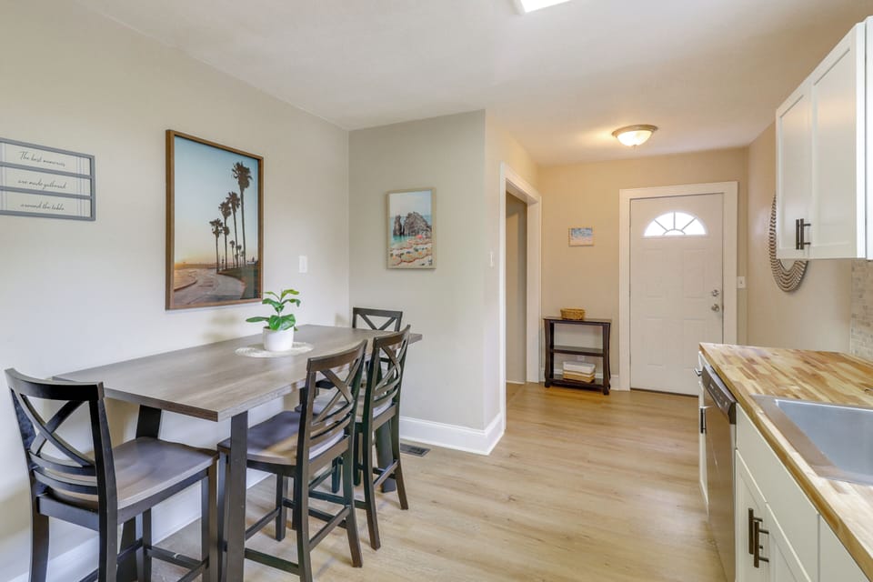 Dining Area | Dishware & Flatware Provided
