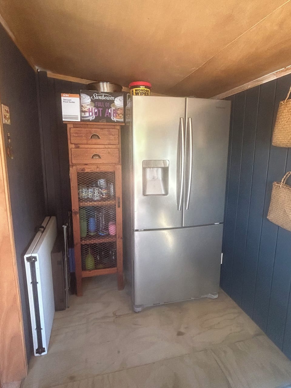 Big fridge and freezer. Add your water for a cold serve. (No tank water here )