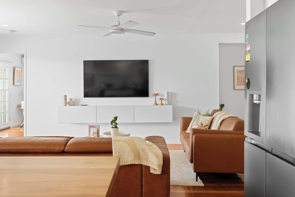 Relaxed coastal décor with warm natural finishes.