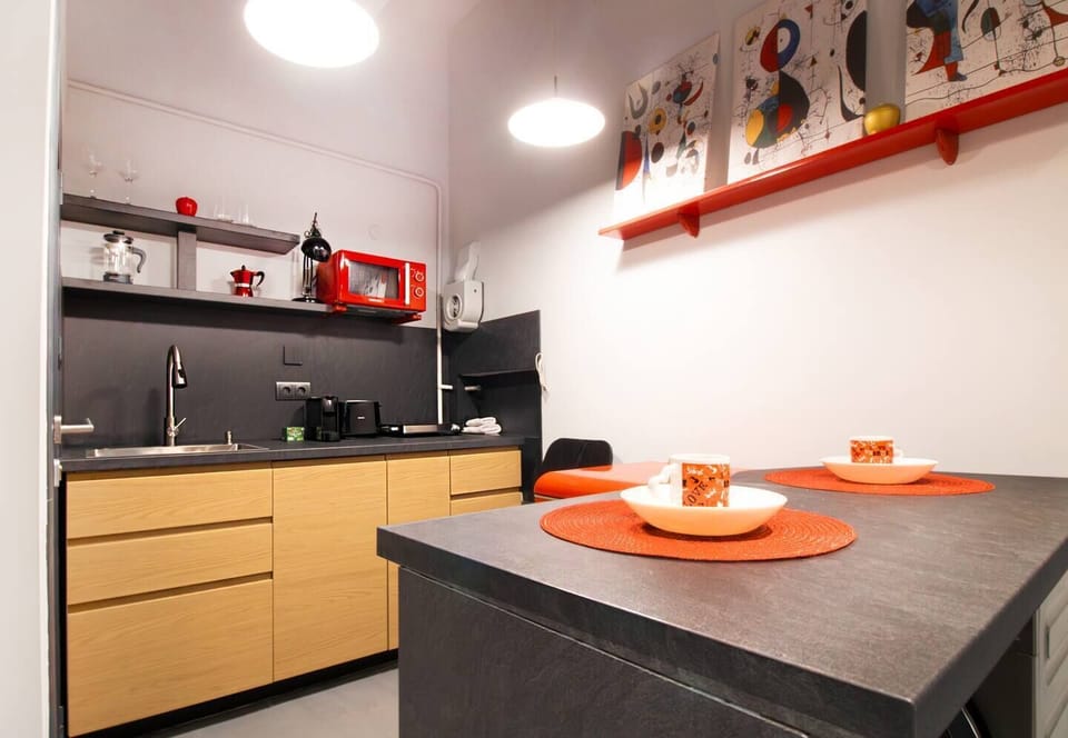 Stylish kitchenette with space for dining for two.
👉 Book now and enjoy meals at home.