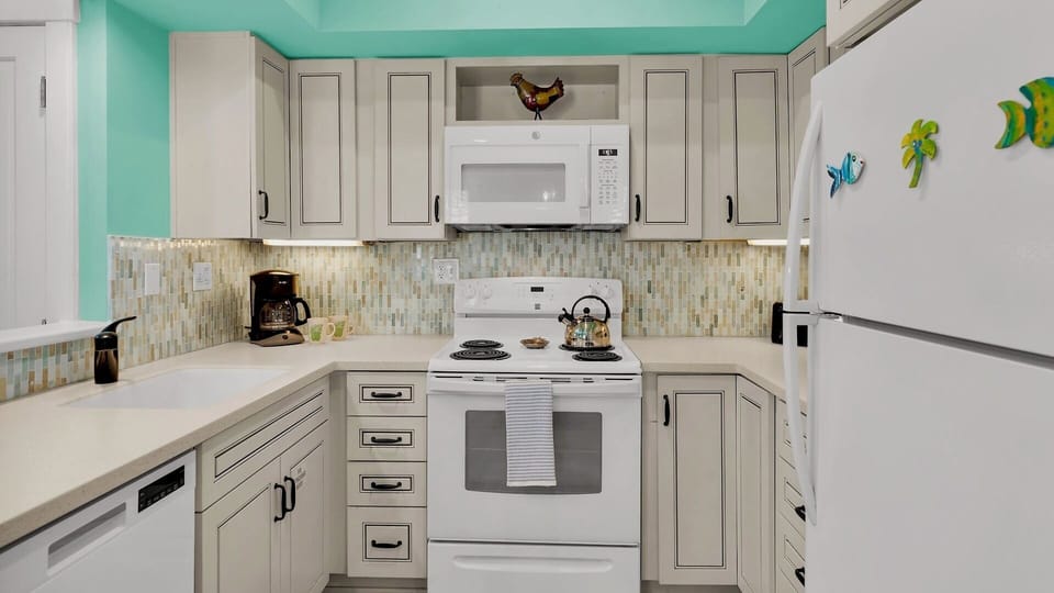 7-606 TRUMAN AVENUE unit 13 kitchen - 1