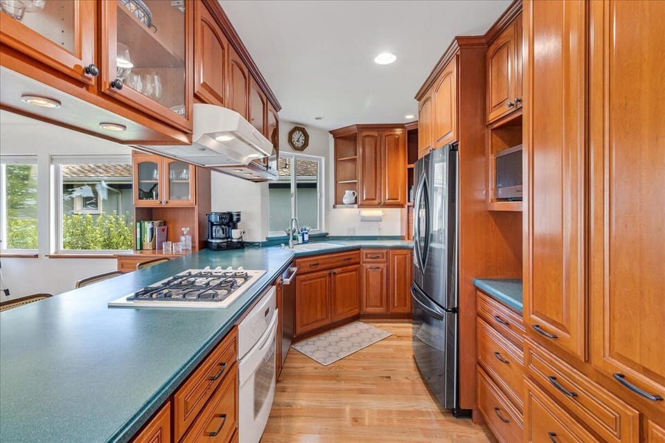 Wonderful Fully Equipped Kitchen