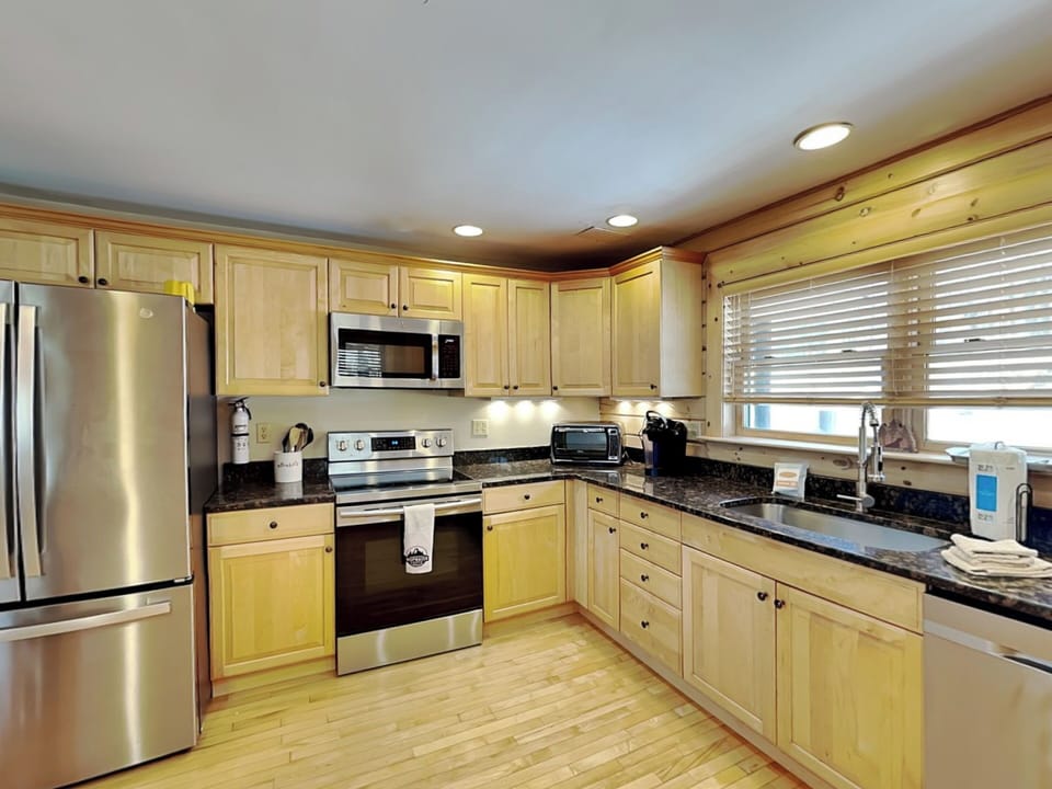 Spacious Full Kitchen w/ Stainless Steel Appliances