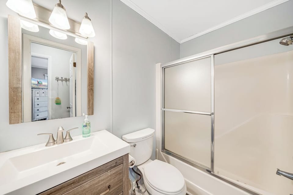 Full Bath with Tub/Shower Combo.