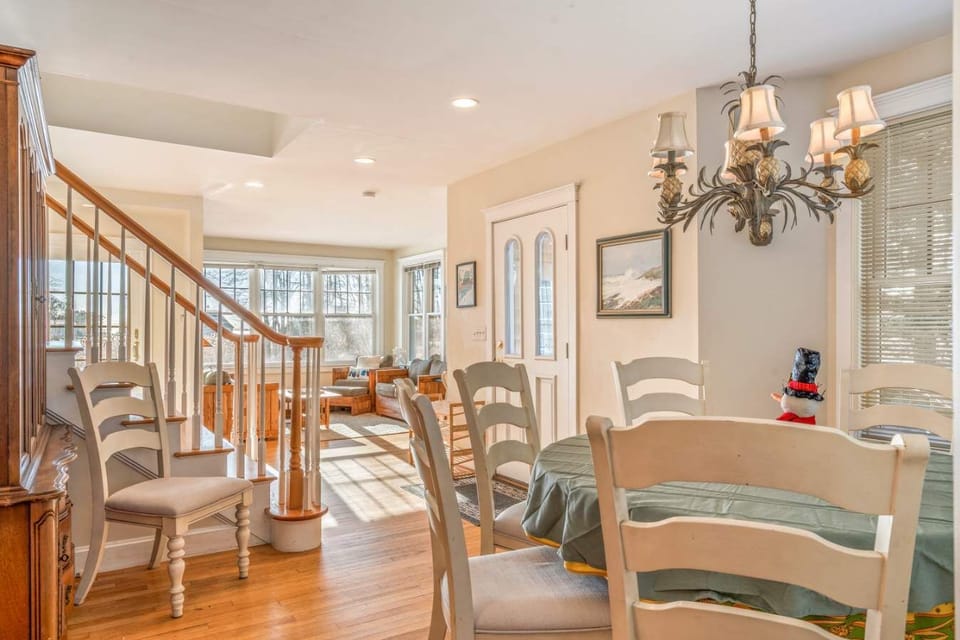 Make mealtime memories together at the cozy dining table​