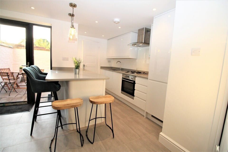 Kitchen with breakfast bar