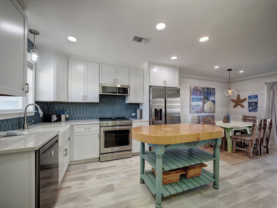 Fully equipped Kitchen for meals at home!