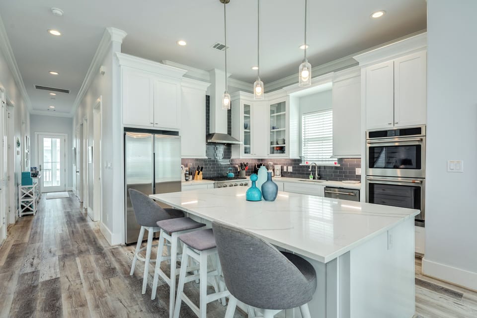 Additional seating for 4 at the adjacent kitchen island