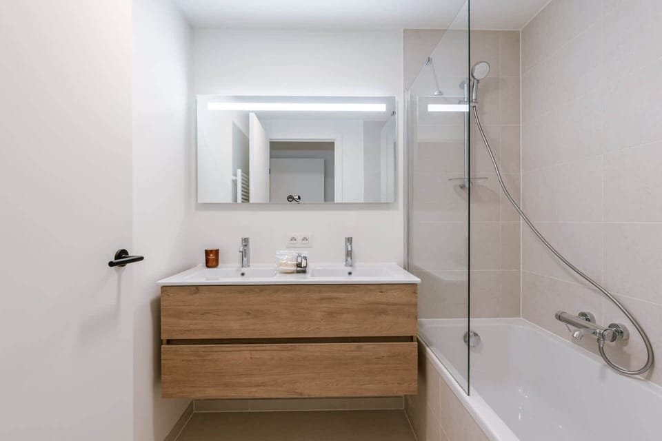 Double sink, bathtub and shower - a bathroom that doesn't make you choose.