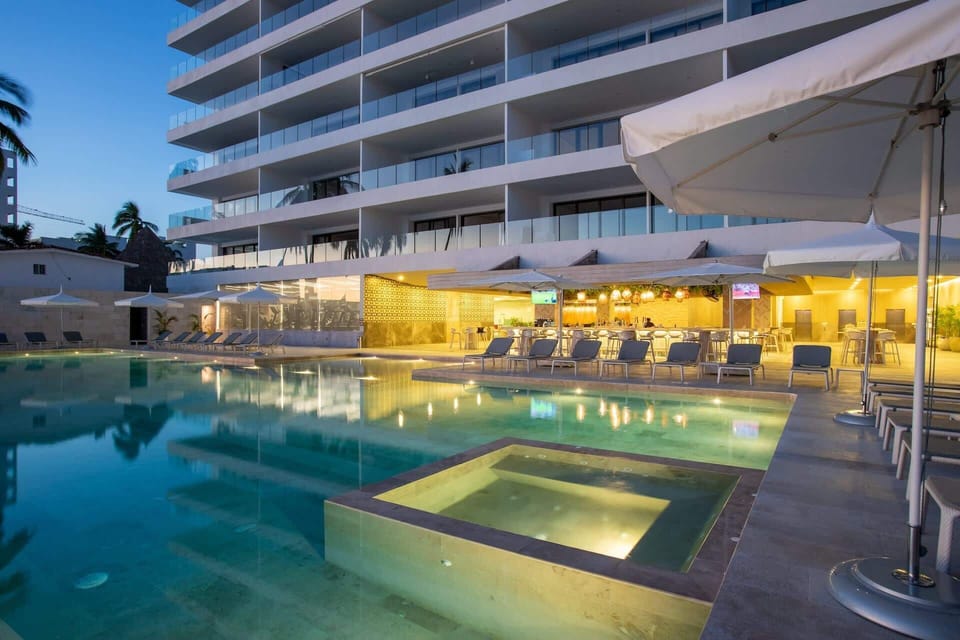 Main level beachside pool - heated, sparkling clean