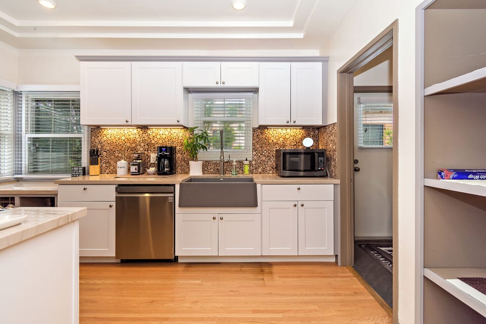 Full kitchen 1