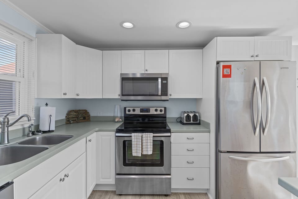 Fully Equipped Kitchen w/ Appliances, Cooking Utensils, Oven, Microwave, Stove, Sink, Breakfast Bar, and Much More