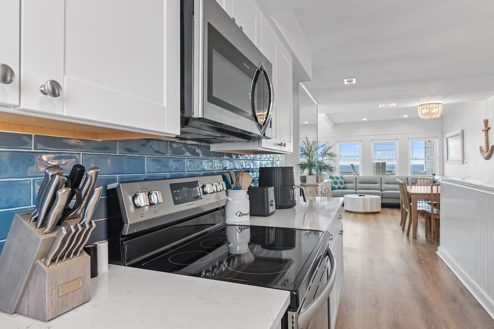 Sea Winds 8 - Cook delicious meals in the Fully Stocked and Remodeled Kitchen 