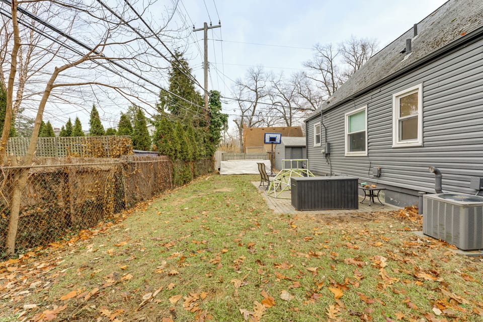 Private Yard | Patio w/ Seating | Basketball Hoop