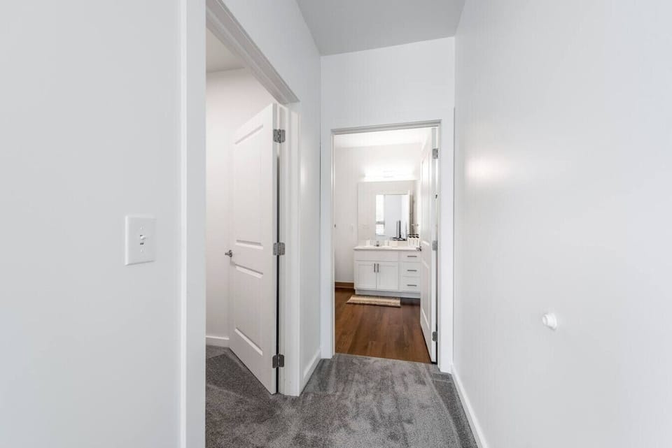 Hallway connecting the bedroom and bathroom