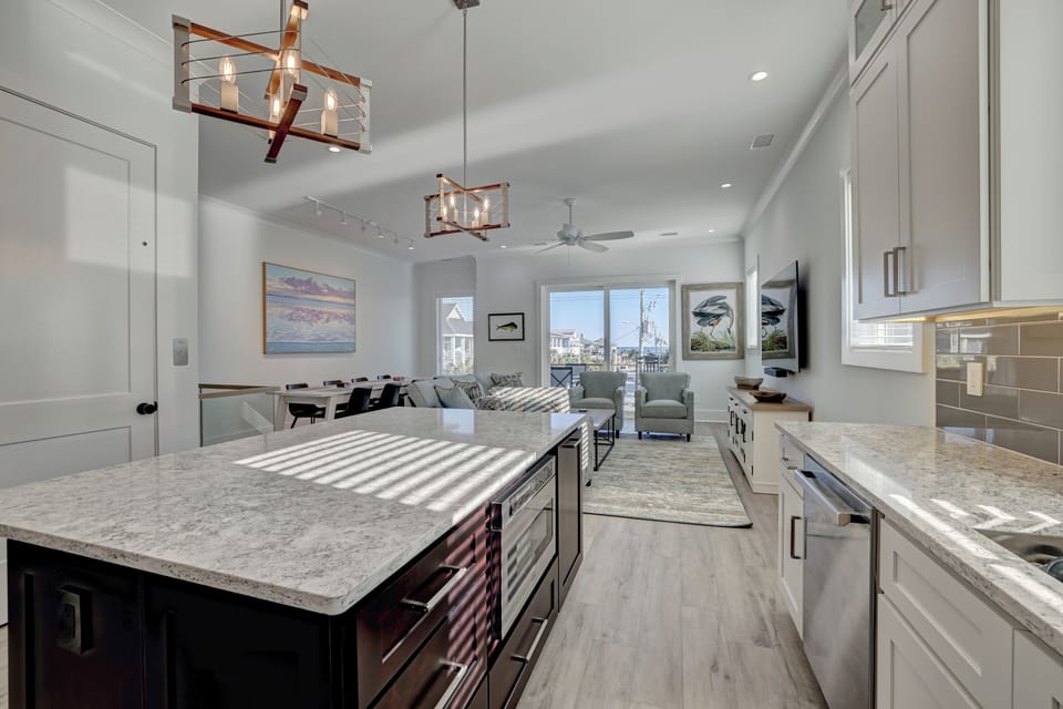 Side A Chef's Kitchen - granite countertops, open concept!