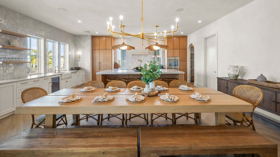 Open concept kitchen - Dining for 12, Kitchen Island with seating for 5