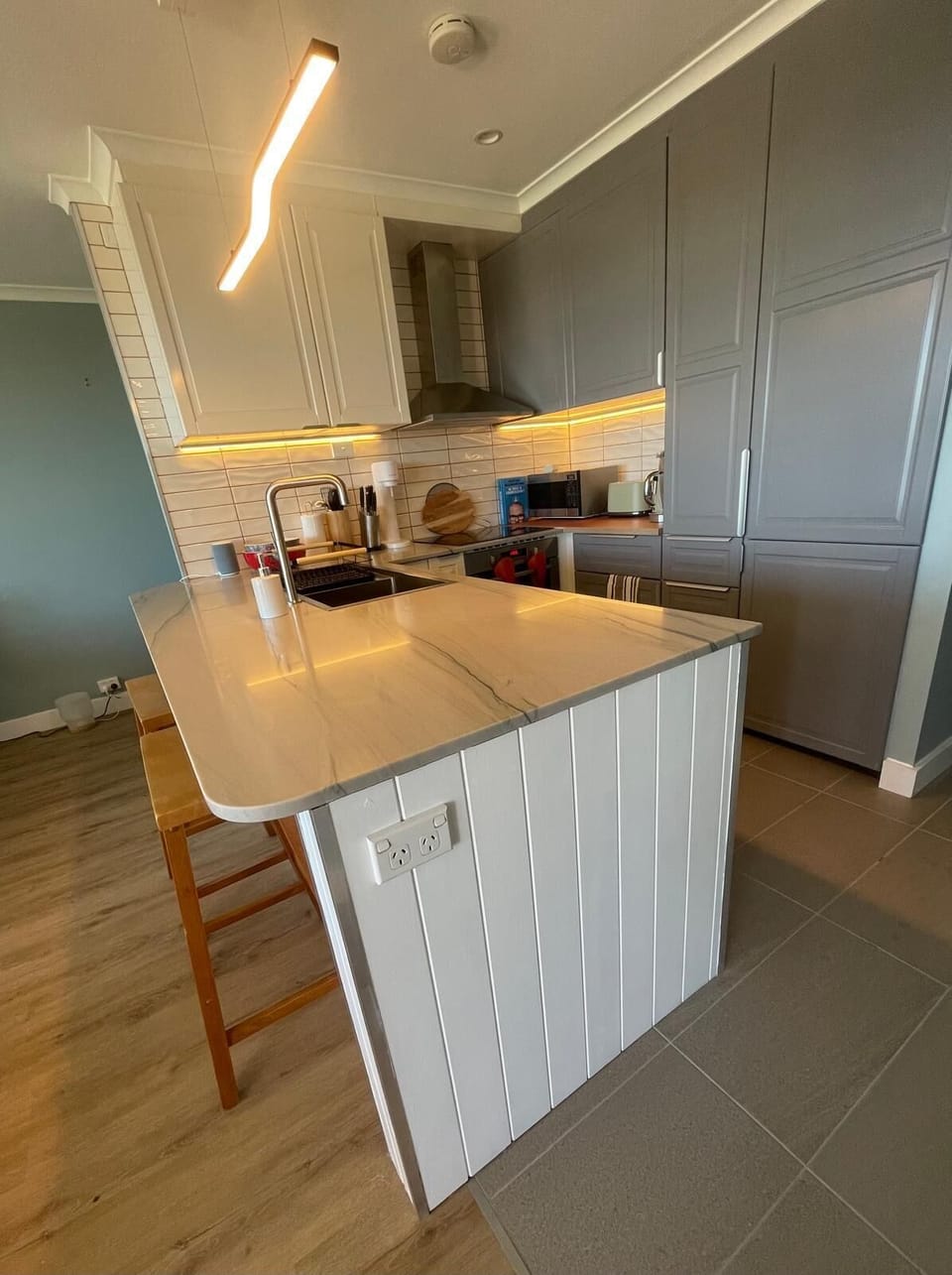 No isolation while prepping meals when the kitchen overlooks the living areas